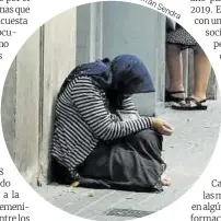  ??  ?? Una mujer pide limosna en la calle de Fontanella, en el centro de Barcelona.