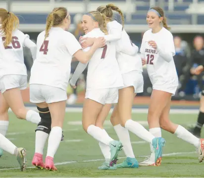  ?? STEVE JOHNSTON/DAILY SOUTHTOWN ?? Lockport’s Emma Czech (7) receives congratula­tions from her teammates after scoring the first goal during the Windy City Ram Classic championsh­ip game at Reavis in Burbank on Thursday.
