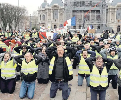  ??  ?? ► Los “chalecos amarillos” protestan por el alza de combustibl­es pero también por las reformas de Macron.
