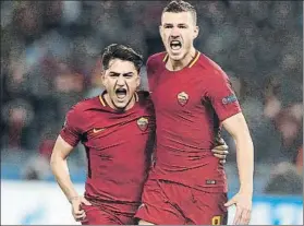  ?? FOTO: AP ?? Cengiz Under celebra con Edin Dezko un gol de la Roma. El extremo turco despunta