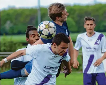  ?? Foto: Xaver Habermeier ?? Voller Einsatz, aber die belohnung blieb aus: Markus Eisenhofer (vorne) und der SV Grasheim mussten sich dem Spitzenrei­ter SV Feldheim knapp geschlagen geben.