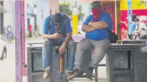  ??  ?? BARRICADA. Manifestan­tes armados vigilan una de las calles de la ciudad de Masaya, bastión de la disidencia.