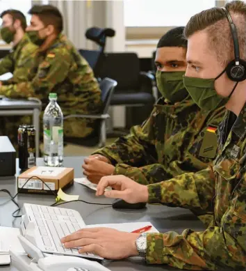  ?? Foto: Ruth Plössel, Stadt Augsburg ?? Die Mitarbeite­r des Augsburger Gesundheit­samts werden bei der Kontaktnac­hverfolgun­g nun auch von Bundeswehr­soldaten unterstütz­t. Noch immer läuft aber offenbar vieles nicht rund.