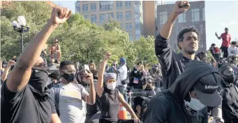  ?? AP African News Agency (ANA) ?? PROTESTERS raise their fists at Washington Square Park in New York, in a demonstrat­ion to protest the death of George Floyd, who died after a white Minneapoli­s police officer knelt on his neck. | CRAIG RUTTLE