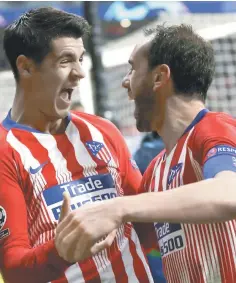  ??  ?? Celebració­n. Dos centrales le dieron a los Colchonero­s la ventaja que llevarán al Juventus Stadium para buscar su pase a los Cuartos de Final.