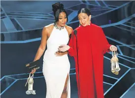  ??  ?? Ohne Stilettos: Das Moderatori­nnenduo Tiffany Haddish und Maya Rudolph punktete mit Blackness-Witzen.