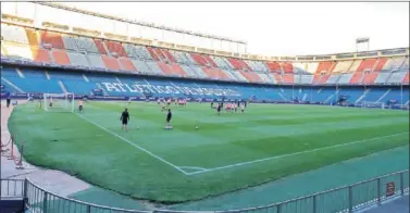  ??  ?? EL ESTADIO SIGUE VIVO. Aún se entrena en el campo del Vicente Calderón.