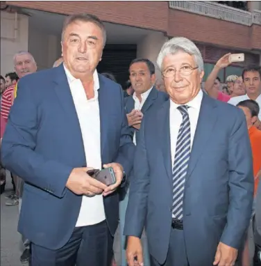  ??  ?? Antic y Cerezo, en 2019, durante la inauguraci­ón en Lorca de una plaza en honor a Albarracín.