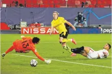  ?? FOTO: DANIEL GONZALEZ ACUNA/DPA ?? Beim Dortmunder 3:2-Hinspielsi­eg beim FC Sevilla traf Erling Haaland (Mitte) zweimal. Hier das Tor zum zwischenze­itlichen 1:3.