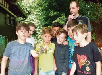  ?? Foto: Ursula Katharina Balken ?? Maximilian hält den Krebs mit einiger Vorsicht in der Hand, bewundert von seinen Mitschüler­n und auch Jugendleit­er Patrick Kastler freut sich über den Mut.