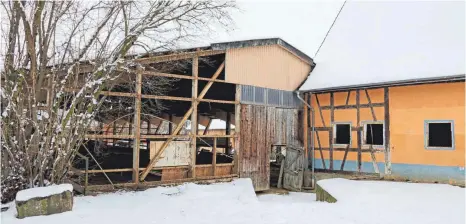  ?? FOTO: BARBARA BRAIG ?? In den nächsten Wochen sollen die Gebäude auf dem städtische­n Grundstück am Laubachweg abgerissen werden – dort entsteht eine Dreifachsp­orthalle.