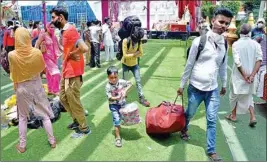  ?? PIC/PTI ?? Migrant labourers return, after the bus they were supposed to board for Ludhiana for their onward train journey got filled up to allowed capacity, in Amritsar, Thursday