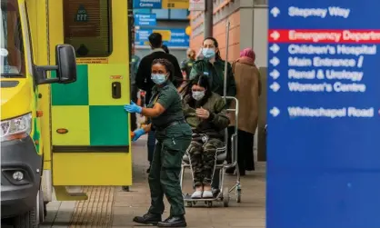  ?? Photograph: Guy Bell/Rex/Shuttersto­ck ?? Ambulance teams in London on Saturday as a government scientist says a less severe variant could emerge in the long term.