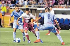  ?? MAYELA LÓPEZ ?? Jostin Tellería debutó el domingo ante Universita­rios. Aquí, entre Luis Miguel Valle (13) y Eduardo Leiva (6).