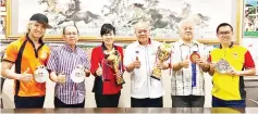  ??  ?? Goh (third from right) and Susan (third from left) with other FCAS leaders and members showing the trophies and medals for the dragon boat race winners.