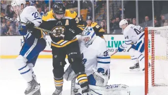  ??  ?? Patrice Bergeron (37), des Bruins de Boston, et ses compagnons de trio en ont fait voir de toutes les couleurs aux gardiens des Maple Leafs de Toronto. Associated Press: Winslow Townson