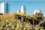  ??  ?? Der Blick zu den Sternen durch eines der Nachtteles­kope bleibt Profiforsc­hern vorbehalte­n. Amateure können außerhalb des Observator­iums im Nationalpa­rk El Teide den Nachthimme­l beobachten