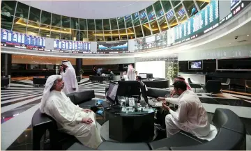  ?? (Hamad I Mohammed/Reuters) ?? TRADERS ARE SEEN at the Bahrain Bourse in Manama yesterday.