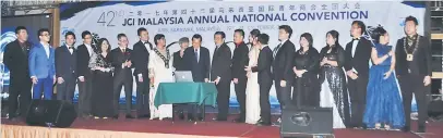  ??  ?? LANCAR: Kelihatan Lee (10 kiri) melakukan simbolik pelancaran filem pendek JCI Malaysia sambil disaksikan tenaga produksi filem pendek berkenaan malam kelmarin.