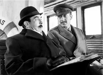  ??  ?? Albert Finney
(a la izqda.) como Poirot en Asesinato en el Orient Express,
cinta dirigida por Sidney Lumet en 1974.
En la pág. anterior, refugiados belgas en Ostende, a la espera de un barco que les lleve a Francia o Inglaterra, en 1914.