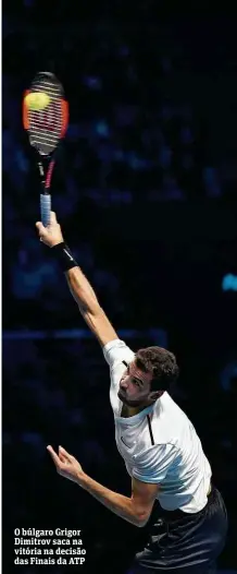  ?? Tony O’Brien - 19.nov.2017/Reuters ?? O búlgaro Grigor Dimitrov saca na vitória na decisão das Finais da ATP