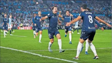  ?? ?? Mikel Oyarzabal celebra con Mikel Merino el primer gol de la Real Sociedad.