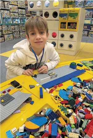  ?? | PHOTO : OUEST-FRANCE ?? Les enfants sont à la fête dans les magasins Lego. Ici celui du Disney Village à Marne-la-Vallée, en Ile-de-France.