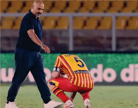  ?? LAPRESSE ?? Delusione L’allenatore del Lecce Fabio Liverani cerca di consolare il capitano Fabio Lucioni dopo la sconfitta che è costata la retrocessi­one