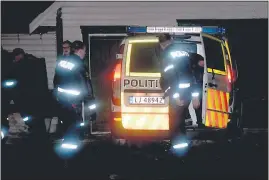  ??  ?? OVERGA SEG: Her har mannen på Eydehavn overgitt seg til politiet, mistenkt for trusler, og settes inn i cellebilen.
– Han er her