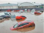  ??  ?? En Metepec decenas de automóvile­s fueron levantados por el agua en un estacionam­iento.