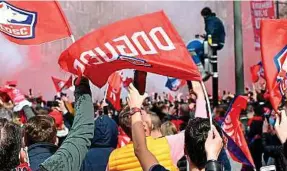  ?? S. Alcalay / Sipa ?? Des supporteur­s du Losc lors de la parade des champions de France.