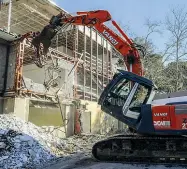  ??  ?? La demolizion­e della scuola media Dino Compagni a Campo di Marte A sinistra la scuola Don Milani in via Cambray Digny nella zona di via Aretina