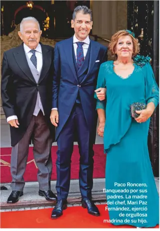  ??  ?? Paco Roncero, flanqueado por sus padres. La madre del chef, Mari Paz Fernández, ejerció de orgullosa madrina de su hijo.