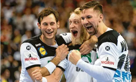  ?? Foto: Soeren Stache, dpa ?? Da machst du Augen: Uwe Gensheimer, Matthias Musche und Fabian Wiede (von links) bejubeln den 34:21-Erfolg gegen Brasilien.