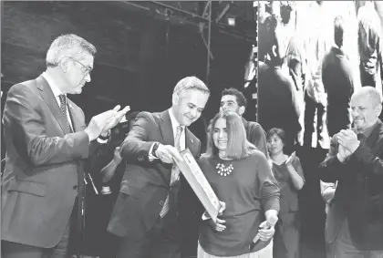  ??  ?? El jefe de Gobierno Miguel Ángel Mancera Espinosa celebró ayer el 99 aniversari­o del Teatro de la Ciudad Esperanza Iris. Como parte del festejo, la cantante Tania Libertad interpretó Gracias a la vida, de Violeta Parra, y recibió del mandatario un...