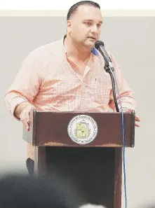  ??  ?? EXTENDERÁN LAS CLASES. El director de la escuela George Bonilla dijo que los alumnos no perderán su semestre académico.