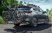  ??  ?? FREIZEITMO­BIL mit coupéhafte­r Linie: der Opel Grandland X mit Surfbord- und Fahrradträ­ger