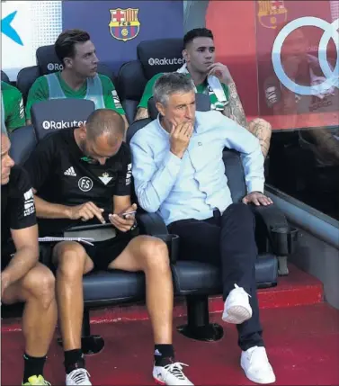  ??  ?? ESPERANZA. Quique Setién espera una mejoría en su equipo tras el estreno del Camp Nou.