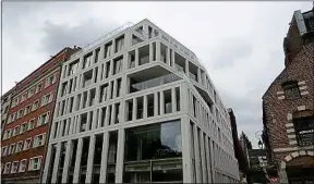  ??  ?? Construit dans le Vieux-Lille, ce lieu ultramoder­ne ne passe pas inaperçu.