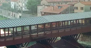  ??  ?? Al «riparo» Al tetto del Ponte è stata messa una guaina contro la pioggia