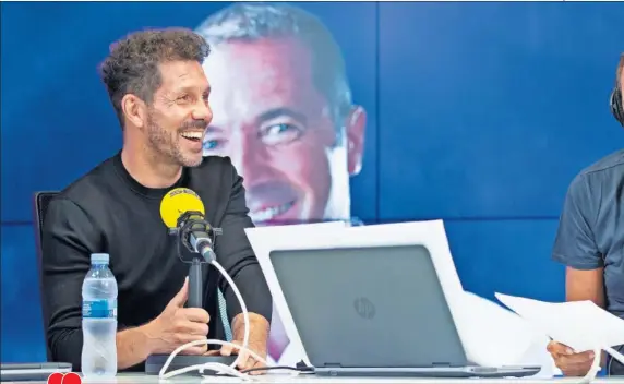  ??  ?? Simeone, anoche, en el estudio central de la SER junto a Manu Carreño, director de ‘El Larguero’.