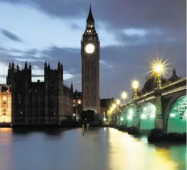  ?? KIRBY LEE USA TODAY Sports ?? Tourists flock to the restaurant­s, bars and landmarks, such as Big Ben and the Houses of Parliament, above, dotted along the Thames’ muddied waters.