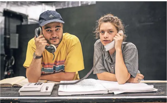 ?? FOTO: BAUER ?? Ali Aykar und Noemi Krausz sind neu am Jungen Schauspiel. Bei seinem Telefon scheint eine Verbindung etwas schwierig.