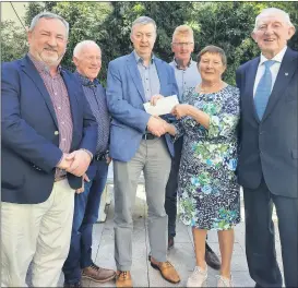  ?? (Pic: Marian Roche) ?? Pat Murphy, CEO Kerry Dairy (main sponsors) with Paul Flynn (Kerry Group), presenting sponsorshi­p at last Friday’s launch of the 2022 Charlevill­e Agricultur­al Show, to Show committee members Eugene Madigan, David O’Connor, Eleanor Fleming (chair) and Tim Broderick.