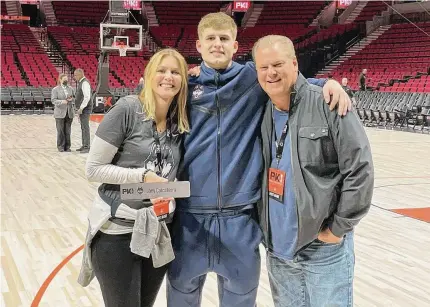  ?? Contribute­d photo/Calcaterra family ?? UConn men's basketball grad transfer guard Joey Calcaterra, center, flanked by his mom, Wendy, and father, Rich, at the PK Invitation­al in November.