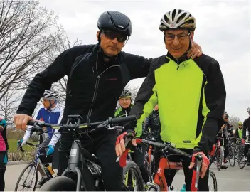  ?? PHOTO JEAN-FRANÇOIS RACINE ?? En mémoire des cyclistes décédés, Louis Garneau (à gauche) aux côtés de Jean Blais, qui a perdu sa fille Mathilde, heurtée en 2014 sous le viaduc Saint-denis, à Montréal.