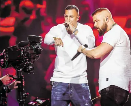  ?? BILD: SN/AFP ?? Zwei Rapper reimen menschenve­rachtend und damit bringt sich der Echo um: Farid Bang und Kollegah.