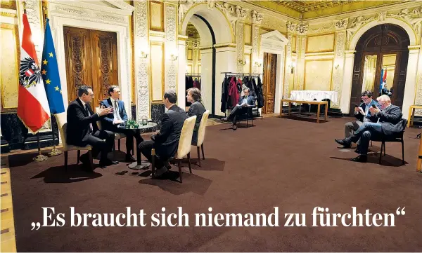  ?? Foto: Matthias Cremer ?? Interview mit ÖVP-Chef Sebastian Kurz und FPÖ-Chef Heinz-Christian Strache im Palais Epstein. Die Pressespre­cher checken ihre Handys, der neue Regierungs­sprecher Peter LaunskyTie­ffenthal macht sich ein erstes Bild.