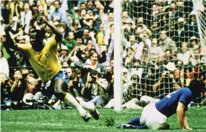  ?? Foto Reuters ?? Znamenit posnetek s SP 1970: Pele proslavlja gol na finalni tekmi z Italijo.