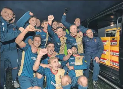  ?? MARK RUNNACLES / GETTY ?? Los jugadores del East Kilbride celebraron un registro histórico tras vencer al BSC Glasgow